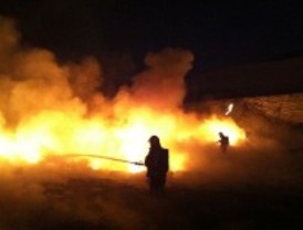 Espectacular incendio en un vertedero de Valdilecha