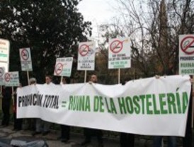 Los hosteleros completan las protestas contra la Ley antitabaco con una concentración ante el Ritz
