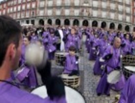 Centenares de personas asisten a la Tamborrada de Resurrección en la plaza Mayor