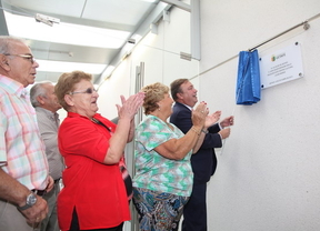 Juan Soler descubriendo la placa conmemorativa del Nuevo Centro Julián Marías en Getafe junto a los vecinos