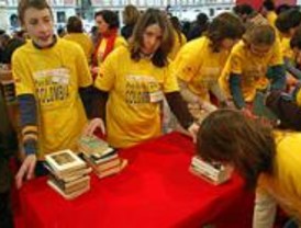 Cientos de madrileños donan libros para 34 bibliotecas de Colombia
