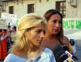 Decenas de prostitutas exigen frente al Ayuntamiento zonas para trabajar