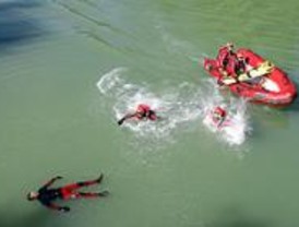 Los bomberos de la Comunidad se especializan en rescates acuáticos