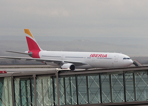 Avión de Iberia con el nuevo logo en la cola en Aeropuerto de Barajas T4 satélite
