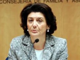 El PSOE critica la foto de Ongil con las trillizas chinas