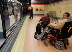 Dos personas en silla de ruedas en el Metro de Madrid (archivo)