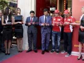 Alonso se pasea en Ferrari por Madrid