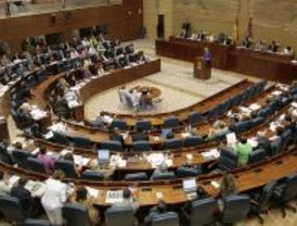 Aguirre acusa al PSOE de tener imputados y este provoca la suspensión del pleno de la Asamblea