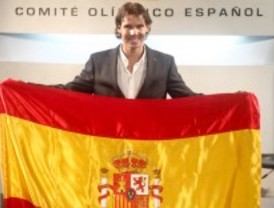 Nadal recibe la bandera que portará en la ceremonia inaugural de Londres 2012
