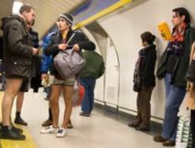 En calzoncillos y bragas por el metro sin ningún motivo