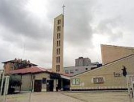 Profesores y alumnos se concentran a las puertas del colegio Santa Gema de Galgani