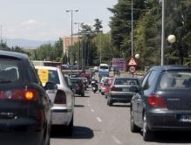 El puente provoca grandes atascos en las salidas de Madrid