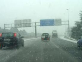 La nieve obliga a circular con cadenas por los puertos de Canencia y Cotos