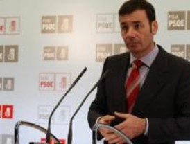 Gómez insiste en que no está 'ni con Aguirre ni con Gallardón'