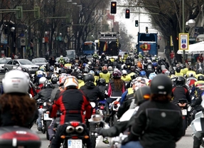 Cientos de moteros marchan contra los 'quitamiedos'