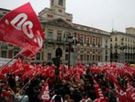 Miles de limpiadores piden en Sol subidas salariales