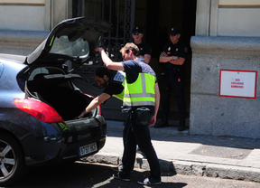 Un policía encuentra una bolsa con 400.000 euros en un maletero