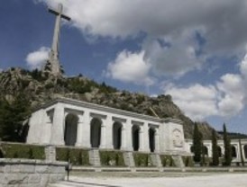 Los monjes ofician una misa al aire libre