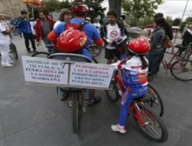 Sanitarios marchan en bicicleta contra privatización de la sanidad madrileña