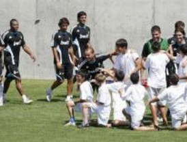 Los niños del campus de la Fundación Real Madrid reciben la visita de sus ídolos