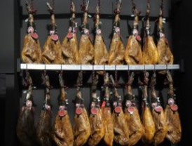 Atracan un supermercado y se llevan 25 jamones '5 jotas'