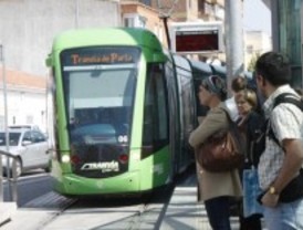 El tranvía de Parla arrolla a un coche y lo empotra contra una valla