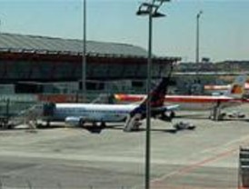 Un viajero molesto con el retraso de su vuelo agrede a un guardia civil