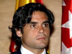 Abuchean a Güemes en la presentación del nuevo mamógrafo del Severo Ochoa