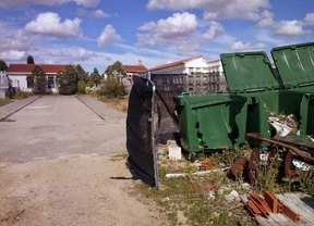 Batres utiliza su cementerio como almacén de escombros