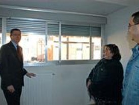 Gallardón entrega las llaves de 141 viviendas de protección en el Ensanche de Carabanchel