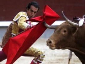 San Isidro cumple los pronósticos: primer festejo y primer petardazo y olé