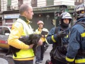 Un hombre resulta herido y su piso arrasado en un incendio en el distrito Centro