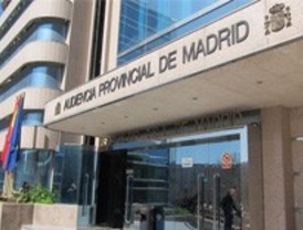 Multados por cobrar por permisos de residencia