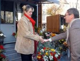 Gallardón inaugura el primer mercado de las flores entre protestas y aplausos