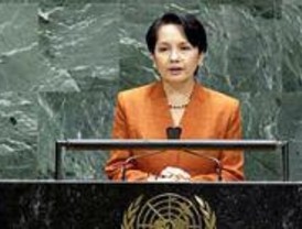 La presidenta de Filipinas recibe la medalla de oro de la UAH