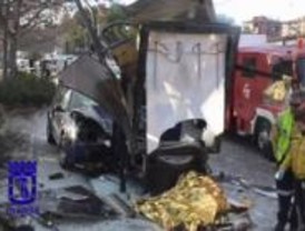 Fallece una mujer al ser empotrada por un vehículo contra una marquesina