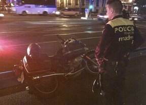 Grave un motorista tras chocar con el plástico del carril bus