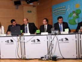 Los fabricantes de coches eléctricos piden subvenciones y puntos de recarga