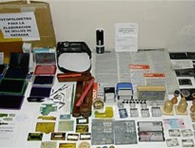 Detenidos dos expertos falsificadores de documentos de identidad y permisos de conducir