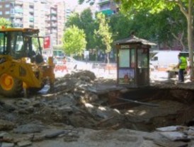 La rotura de una tubería provoca un enorme socavón en Santa María de la Cabeza