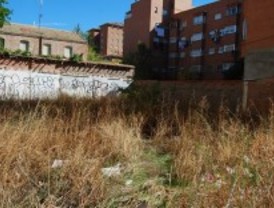 Se adueña de un solar y lo alquila a mendigos