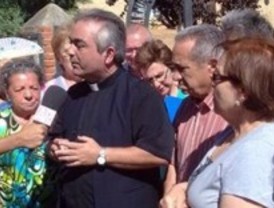 Medio centenar de feligreses piden el regreso del cura acusado de ser gay