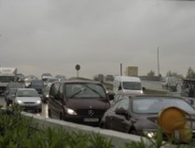 La lluvia provoca 20 kilómetros de atascos en las entradas a Madrid