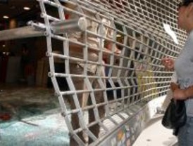 Roban dos coches de lujo en un concesionario de San Fernando mediante alunizaje