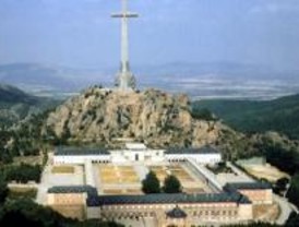 La Guardia Civil impide entrar al Valle de los Caídos a personas con simbología falangista