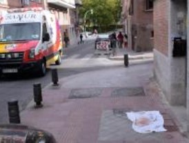 Una joven da a luz en la calle
