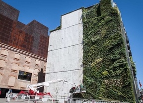 El jardín vertical de CaixaForum muda su piel