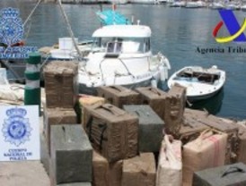 Interceptan una lancha con 840 kilos de hachís cerca de las costas de Marbella