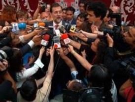 Rajoy cambia de plan tras hablar con Aguirre y asistirá al acto del Bicentenario