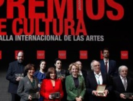 Aguirre entrega la Medalla Internacional de las Artes y los Premios de Cultura 2010